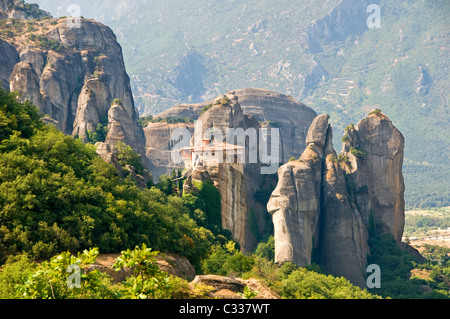 Das Roussano-Kloster unter der spektakulären Meteora Berge, Meteora, Ebene von Thessalien, Griechenland, Europa Stockfoto