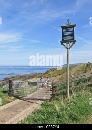 Cove Fischerdorf in Berwickshire - konserviert, stillgelegten Fischerhafen und Gemeinde an der Küste. Zeichen und Weg zum Hafen. Stockfoto