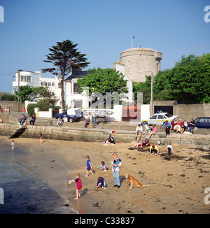 Sandycove, Co Dublin, Irland; Das James Joyce Tower und das Museum im Hintergrund In einem Dorf an der Ost Küste von Irland Stockfoto