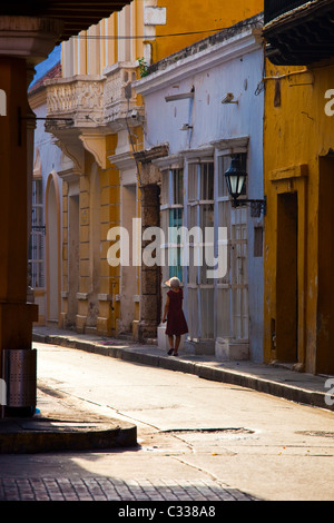 Frau auf einer schmalen Straße in Cartagena, Kolumbien Stockfoto
