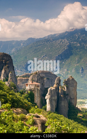 Das Roussano-Kloster unter der spektakulären Meteora Berge, Meteora, Ebene von Thessalien, Griechenland, Europa Stockfoto