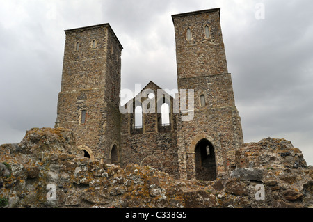 Römisches Kastell bei Reculver mit den Überresten des 12. Jahrhundert Türme der Pfarrkirche Kirche in der Nähe von Herne Bay Kent Stockfoto