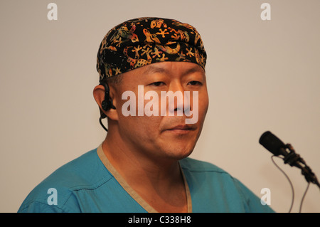 Dr. Peter Rhee, Leiter des Trauma am University Medical Center, Tucson, Arizona, spricht über die Kongressabgeordnete Gabrielle Giffords. Stockfoto