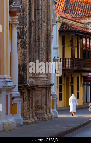 Katholische Nonne in den engen Gassen der Altstadt in Cartagena, Kolumbien Stockfoto