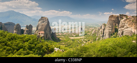 Panoramablick über die Klöster von Meteora, Meteora Berge, Ebene von Thessalien, Griechenland, Europa Stockfoto