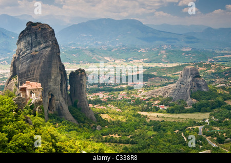 Das Roussano Kloster und Drachen-Höhle unter dem spektakulären Meteora Berge, Meteora, Ebene von Thessalien, Griechenland, Europa Stockfoto