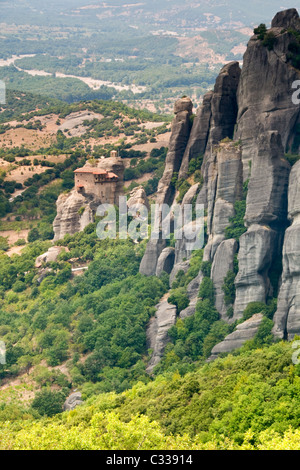 Die St. Nicholas Anapavsas Kloster unter der spektakulären Meteora Berge, Meteora, Ebene von Thessalien, Griechenland, Europa Stockfoto