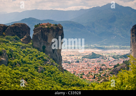 Das Kloster der Heiligen Dreifaltigkeit & Stadt von Kalabaka, Meteora Berge, Meteora, Ebene Thassaly, Griechenland, Europa Stockfoto