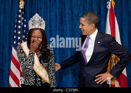 Präsident Barack Obama begrüßt Miss Florida Memorial University Morisa V. Jagrup an der Miami Central High School in Miami, Florida Stockfoto