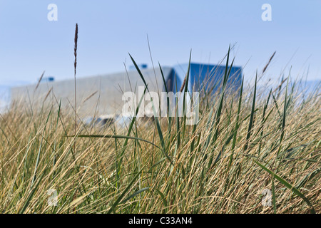 Torness Nuclear Power Station, East Lothian, Schottland. Zwei erweiterte Gas gekühlt Reaktor. Blick vom Thorntonloch Strand. Stockfoto