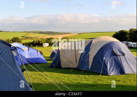 Zelten auf dem Campingplatz in North Cornwall in der Nähe von Bude, England Stockfoto