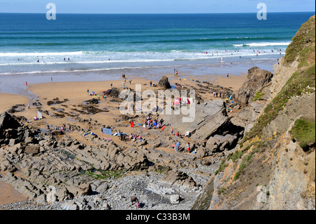 Urlauber auf Northcott Mund Strand bei Ebbe Nordcornwall Westen des Landes in der Nähe von Bude England Stockfoto