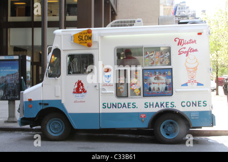 Ice Cream Truck geparkt in New York City Straße an einem Sommertag. Stockfoto