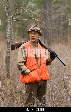 Hochland Vogel Jäger mit Flinte während einer Wachtel Wachtel Jagd in Piney Woods Dougherty County, Georgia Stockfoto