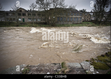 Hawick - Bilder entlang der High Street - Impressionen der wirtschaftlichen Depression. Teviot Fluss in Flut. Stockfoto