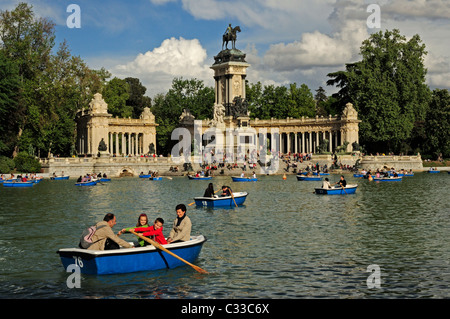 See und Denkmal für Alfonso XII. El Parque del Retiro, Madrid, Spanien. Stockfoto