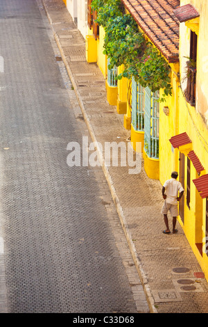 Gasse in der Altstadt, Cartagena, Kolumbien Stockfoto