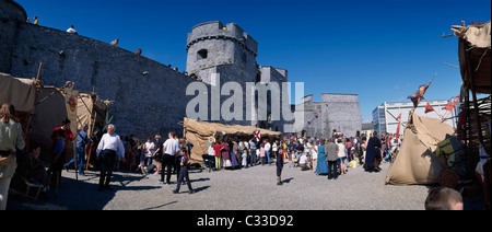 Limerick City, Co Limerick, Irland; Menschen an der St. Johns Castle Markt Stockfoto