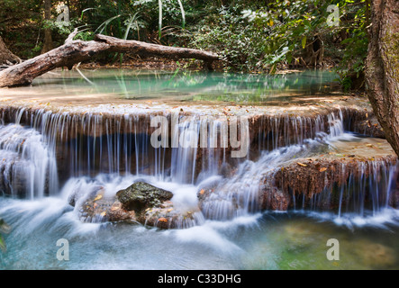 schöner Wasserfall Kaskaden im Erawan Kanachanburi thailand Stockfoto