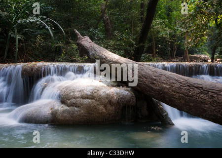 schöner Wasserfall Kaskaden im Erawan Kanachanburi thailand