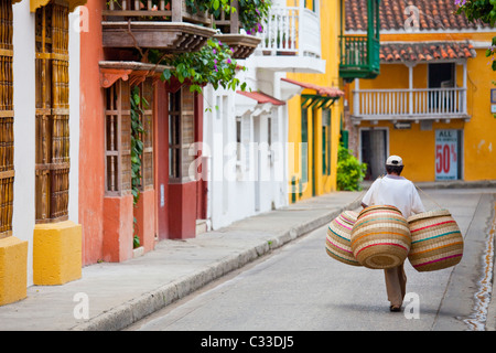 Korb-Anbieter in der Altstadt, Cartagena, Kolumbien Stockfoto