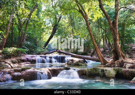 schöner Wasserfall Kaskaden im Erawan Kanachanburi thailand