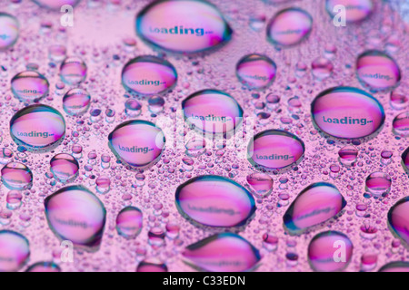 Briefumschlag-Symbol spiegelt sich in den Wassertropfen. Nahaufnahme von Wassertropfen platziert auf einer DVD Stockfoto