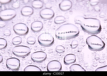 Briefumschlag-Symbol spiegelt sich in den Wassertropfen. Nahaufnahme von Wassertropfen platziert auf einer DVD Stockfoto