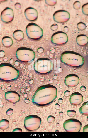 Briefumschlag-Symbol spiegelt sich in den Wassertropfen. Nahaufnahme von Wassertropfen platziert auf einer DVD Stockfoto