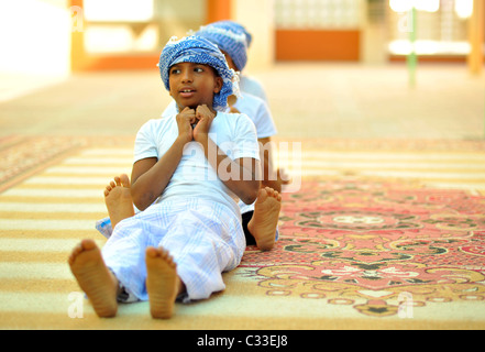 Oman, Maskat, Blick auf Erlass einer kulturellen spielen in der traditionellen Kleidung Kinder Stockfoto