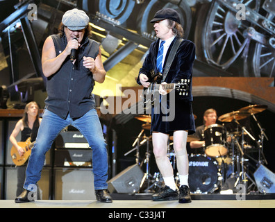 Brian Johnson und Angus Young AC/DC "Black Ice World Tour" im Rogers Centre Toronto, Kanada - 09.01.09 durchführen Stockfoto