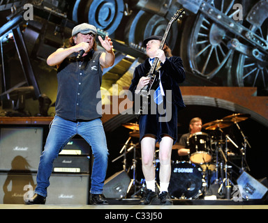 Brian Johnson und Angus Young AC/DC "Black Ice World Tour" im Rogers Centre Toronto, Kanada - 09.01.09 durchführen Stockfoto