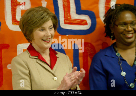 First Lady Laura Bush besucht Elsie Whitlow Stokes Gemeinschaft Freiheit öffentliche Charter School ihre Tochter Jenna Bush unterrichtete Stockfoto