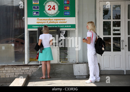 Menschen an einem Geldautomaten, Grodno, Belarus Stockfoto