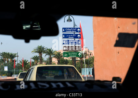 Marrakesch, Marokko, 15.04.2011. Blick aus einem Taxi in Marrakesch. Stockfoto