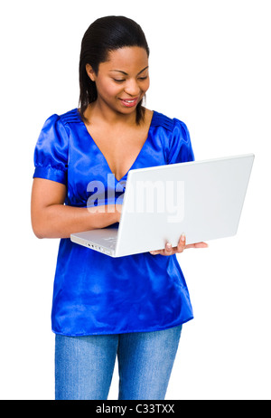 Glückliche junge Frau mit einem Laptop über weißen isoliert Stockfoto