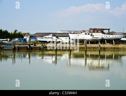 Werft auf dem Westufer des Flusses Arun in Littlehampton, West Sussex Stockfoto