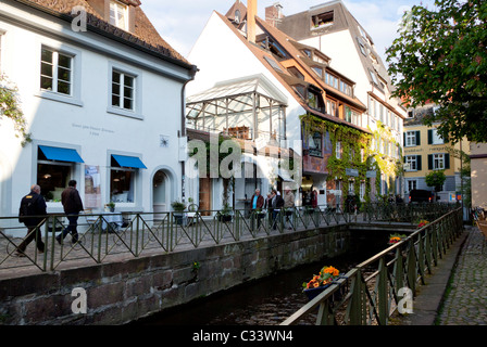 Kleiner Fluss durch die Straße von Gerberau in der Altstadt von Freiburg, Deutschland Stockfoto