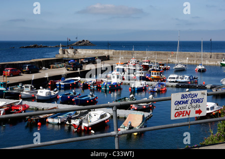 Boote im Hafen von Gardenstown in Schottland Stockfoto