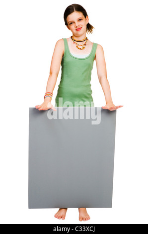 Kind zeigt ein Plakat und lächelnd über weißen isoliert Stockfoto