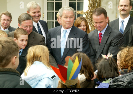 Präsident George W. Bush und der Türkei Landwirt Nathan Hill Präsident George W. Bush Pardons Kürbis, der nationalen Thanksgiving Stockfoto