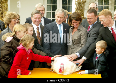 Präsident George W. Bush begnadigt Türkei Landwirt Nathan Hill und Familie Präsident George W. Bush Kürbis, den nationalen Stockfoto