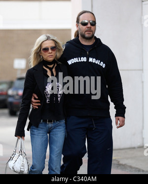 Danielle Spencer und Russell Crowe in Beverly Hills am schwarzen Freitag Los Angeles, Kalifornien - 28.11.08: Stockfoto