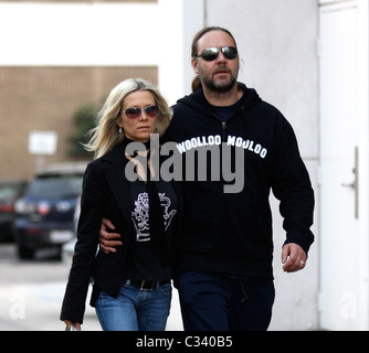 Danielle Spencer und Russell Crowe in Beverly Hills am schwarzen Freitag Los Angeles, Kalifornien - 28.11.08 Stockfoto