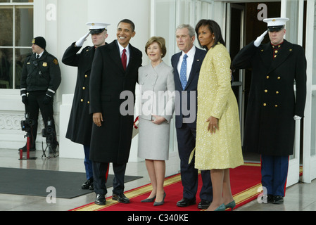 Präsident wählt Barack Obama und Michelle Obama sind von Präsident George W. Bush und First Lady Laura Bush an der Treppe begrüßt. Stockfoto