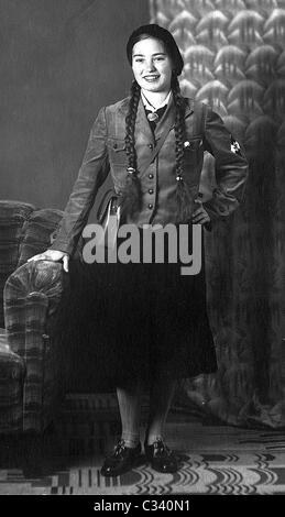 Ein junges BDM Hitler-Jugend-Mädchen in Uniform. Studio Portrait voller Länge. Stockfoto