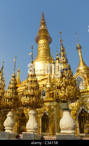 Goldene Strukturen an den buddhistischen birmanischen Tempel der Shwesandaw Paya in Pyay, Myanmar Stockfoto