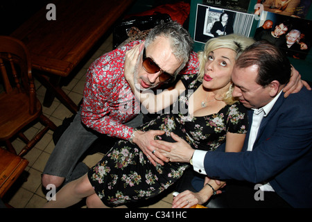 Rob Spragg aka Larry Love der Alabama 3 und Freundin Samantha Enjoying ein Abend mit Freunden in einem Nachtclub in Mittel- Stockfoto