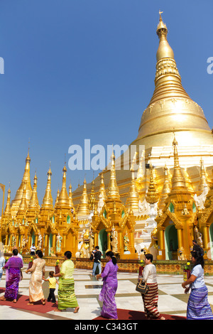 Prozession der Frauen mit Angeboten der buddhistische Tempel von Shwedegon Paya in Yangon, Birma vor dem Jahreswechsel in Myanmar Stockfoto