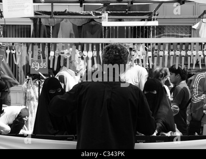 Zwei muslimische Damen in vollen Burkas Shop am Londoner Petticoat Lane Markt Stockfoto